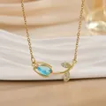 Detailaufnahme der goldenen Tulpen-Halskette mit blauem Tropfenstein und Zirkonia-Blättern - Blaue Tulpe (XL01149E)