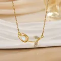 Makroaufnahme von Tulpen-Anhänger mit Tropfen-Opal und Zirkon-Besatz an goldener Kette - Glänzende Weiße Tulpe (XL01149F)