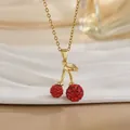 Vue macro d'un pendentif cerise en cristal rouge de luxe avec chaîne dorée - Cerise Rouge à Strass Complets (XL01168) / Or