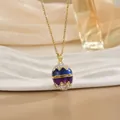 Collier œuf style Fabergé doré avec émail bleu et violet et détails en cristal - Style d'Œuf en Émail Dégradé Bleu Foncé Violet (XL0647A)