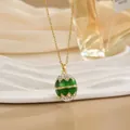 Détail du pendentif œuf de Pâques en émail vert avec strass brillants sur chaîne dorée - Style d'Œuf en Émail Strass Vert Émeraude (XL0647B)