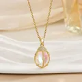 Elegante goldene Titan-Halskette mit irisierendem Aurora-Marienkäfer-Anhänger und Zirkonia - Aurora Vintage Oval Stil (XL01356)