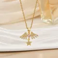 Elegante goldene Engelsflügel-Halskette mit rosa Herzstein und Sternanhänger für Damen - Flügel Rosa Herz Stern Stil (XL01357)