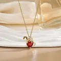 Détail d'un collier doré avec pendentif cœur rouge et accents de zircons colorés - Style Pierre Précieuse Coeur Rouge (XL01560)