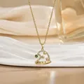 Détail du pendentif bonnet de Noël doré avec pierres de zircon et breloques étoiles - Style Bonnet de Noël Étoile (XL01562)