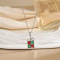 Détail du collier pendentif boîte cadeau argentée avec zircons rouges et verts - Style boîte cadeau rouge et verte (XL01566G)