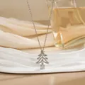 Collier pendentif sapin de Noël argenté avec zircons clairs sur fond de soie élégant - Style sapin de Noël en zircone (XL01568G)