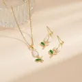 Detailansicht von Tulpenanhänger-Halskette und Ohrringen mit Vergoldung und weißem Emaille - Weiße Tulpe Stil (XE0115B)