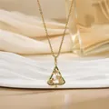 Collier pendentif sapin de Noël plaqué or avec pierres précieuses et détails de flocons - Style Sapin de Noël Ajouré (XL01575)