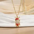 Collier renne de Noël avec chapeau en émail rouge et cristaux sur une chaîne dorée - Style Petit Renne Mignon (XL0868) / Or
