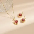 Elegantes goldenes Schmuckset mit rotem Herzanhänger und Ohrringen mit Pavé-Kristallen - Herz-Halskette und Ohrringe Set