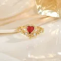 Vue macro de la bague en or avec rubis en forme de cœur et zircons blancs étincelants - Style Cœur Rouge (JZ0139E)