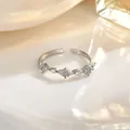 Funkelnder Kleeblatt Ring verstellbar in Silberoptik mit Pavé Kristall Akzenten - Wellenförmiger Multistein-Stil (JZ0354G)