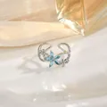 Verstellbarer silberner offener Ring mit blauen Zirkonia-Blütenblättern und floralen Akzenten - Blauer Blumenstil (JZ0358G)