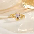 Bague dorée élégante avec zircon violet en forme de cœur et détails pavés vintage de luxe - Style Cœur Violet (JZ0139D)