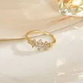 Bague fleur dorée ajustable élégante avec cristaux de zircon sur fond de soie - Style Grappe de Zircone Transparent (JZ0173)