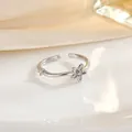Eleganter silberner Blumenring mit lila Edelstein und hohlem Design für Damen - Lila kleiner Blumenstil (JZ0361G)