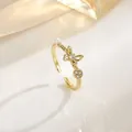 Verstelbare gouden ring met een fonkelende zirkoon vlinder en witte parel detail - Vlinder Kunstparel (JZ0370)