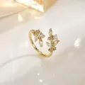 18K vergulde open ring met bladmotief, witte zirkonia en elegante parelaccenten - Plantentak Kunstparel (JZ0371)