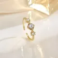 Verstelbare gouden open ring met drie zirkonia-stenen en gedraaide textuur op de band - Drie Stenen Gedraaid (JZ0373)