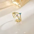 Elegante gouden open ring met hemelsblauwe kralen en glinsterende opaalachtige edelsteen - Hemelblauwe Kraal Boheems (JZ0375)