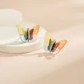 Détail de boucles d'oreilles papillon colorées avec zircons sur présentoir nuage - Style de Papillon Dégradé Patchwork Multicolore (EH0114G)
