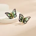 Gros plan détaillé de boucles d'oreilles papillon avec des ailes vertes et cristaux - Style de Papillon à Feuilles d'Or Tacheté Vert Noir (EH0114B)