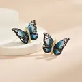 Détail macro des boucles d'oreilles papillon avec ailes bleues et zircons brillants - Style de Papillon Dégradé Tacheté Bleu Noir (EH0114C)