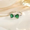 Detail eines silbernen Schleifenrings mit grünen Herz-Zirkonen und funkelnden Diamanten - Grüner Schleifenstil (JZ0353GC)