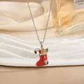 Dettaglio del ciondolo calza di Natale con omino di pan di zenzero e finitura smaltata - Stile Regalo Calza di Natale Argento (XL01777G)