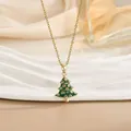 Dettaglio macro della collana dorata con ciondolo albero di Natale verde e cristalli colorati - Stile Albero di Natale in Smalto Dorato (XL01779)