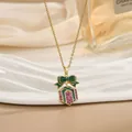 Dettaglio della collana dorata con ciondolo a scatola regalo e zirconi colorati - Stile Scatola Regalo con Fiocco Dorato (XL01780)