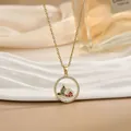 Dettaglio di una collana placcata in oro con ciondolo scena invernale su vassoio ceramica - Stile Cerchio Scena Neve Invernale Dorato (XL01783)