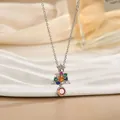 Dettaglio del ciondolo a forma di albero di Natale con cristalli colorati e catena argento - Stile Albero di Natale in Patchwork di Pietre Argento (XL01782G)