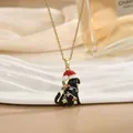 Collana di Natale con ciondolo cane in smalto nero, cappello rosso e zirconi colorati - Stile Cane con Cappello di Natale Dorato (XL01785)