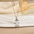 Dettaglio macro del ciondolo omino di pan di zenzero con smalto e stile natalizio - Stile Omino di Pan di Zenzero Argento (XL01786G)