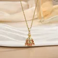 Dettaglio di un ciondolo natalizio in oro a forma di maglione con smalto e cristalli - Stile Mini Maglione Festivo Dorato (XL01787)