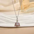 Primo piano di un ciondolo a maglione natalizio in argento con smalto e zirconi - Stile Mini Maglione Festivo Argento (XL01787G)