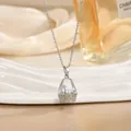 Dettaglio del ciondolo a cesto in argento con perle e cristalli su sfondo di seta morbida - Stile Cestino Piccolo di Perle Argento (XL01788G)