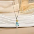 Dettaglio ravvicinato del ciondolo albero di Natale con gemme blu e gialle su catena in argento - Stile Albero di Natale con Intarsio di Pietre Argento (XL01790G)