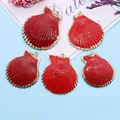 Gros plan de cinq pendentifs festonnés rouges avec bordure dorée pour bijoux DIY - Rouge