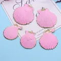 Détail de pendentifs en forme de pétoncle rose avec bord doré pour bijoux DIY - Rose
