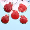 Cinq pendentifs festonnés rouges avec bordure dorée pour bijoux DIY sur fond bleu - Style Coquille Saint-Jacques / Rouge