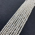 Makroaufnahme von Süßwasserperlen mit glänzender Textur und organischen Barockformen - 3-4mm / Weiß