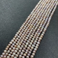 Makroaufnahme natürlicher rosa und lila Süßwasserperlen für die DIY-Schmuckherstellung - 3-4mm / Lila