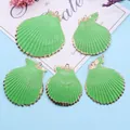 Cinq pendentifs coquillages vert vif avec bordure dorée pour la création de bijoux DIY - Vert Herbe