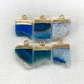Detail von blauen Achat-Anhängern mit Goldrand und einzigartigen natürlichen Kristallstrukturen - 14x22-20x27mm / Blau