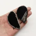 Dettaglio macro di due fette di agata naturale nera per la creazione di collane DIY - Nero Striato (No.1)