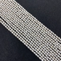Vue macro de perles d'eau douce ovales blanches pour la création de bijoux DIY - 1.8-2.2mm / Blanc