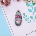 Détail du pendentif en pierre naturelle en forme de goutte aux motifs minéraux colorés - Style Tacheté Vert Rose (13)